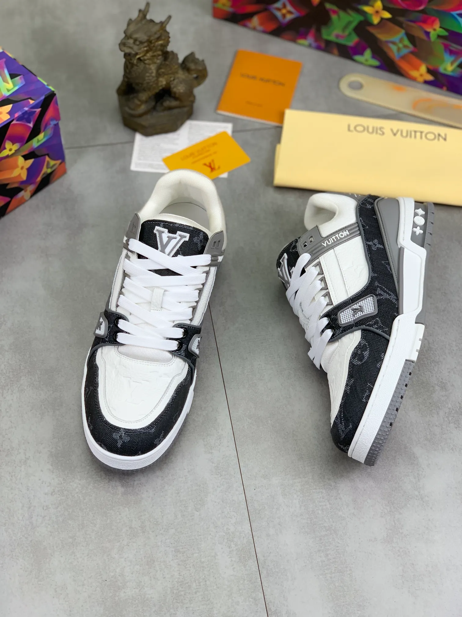 Men's shoes 💰P580 New style 💰💎💎Latest color High version 2025Louis*Vuitto* LV Traine Catwalk TRAINER outsole and fabric private model A shoe that definitely costs a lot of money and effort. This series was designed after the arrival of Vifgil. It is favored by many fans every season. Original TPU outsole Original packaging Men's size: 38-45 (46 can be customized) Color: White available (available from stock, super fast delivery)